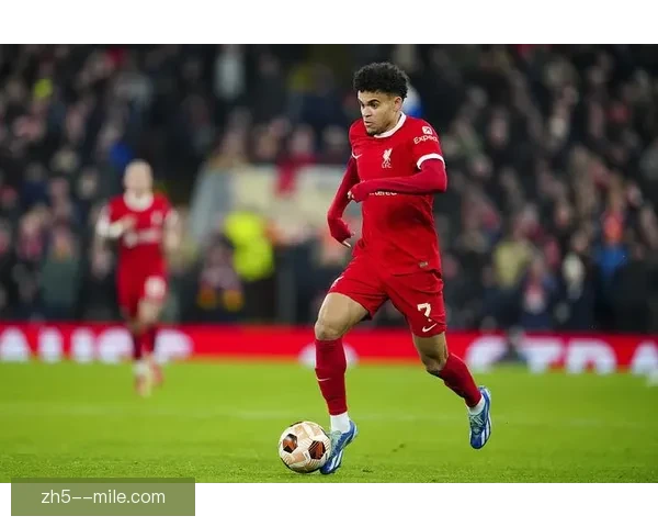 罗德里拄拐亮相金球奖红毯展现坚毅与风采吸引全场目光