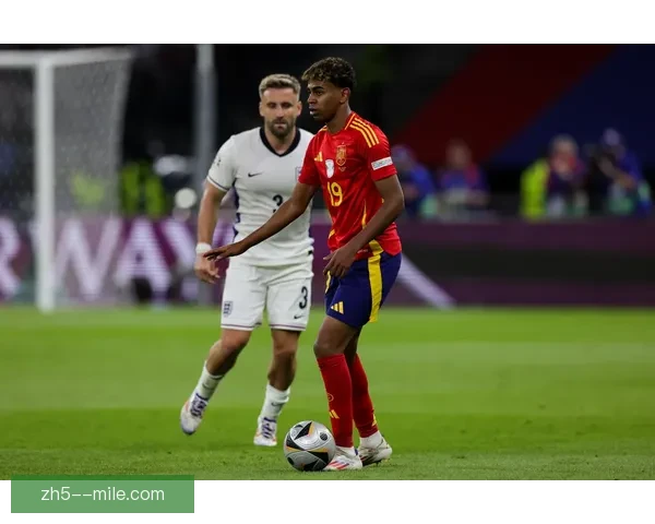 西班牙队2-1战胜英格兰夺得欧洲杯冠军实现历史性突破